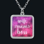 Colar Banhado A Prata Esposa Mãe Chefe Babe Bold Script Tipografia Rosa<br><div class="desc">Esposa. Mãe. Chefe." Sabe que ela dirige a casa e mantém todos na linha. Ofereça-lhe este colar de charme colorido, doentio, para que ela possa vestir com orgulho. Com um guião branco e ousado em um fundo de bolso rosa púrpura, este colar divertido fará uma declaração forte onde quer que...</div>
