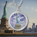 Colar Banhado A Prata Estátua da Liberdade, Ellis Island, Nova Iorque<br><div class="desc">Estátua da Liberdade na Ilha Ellis como parte da área de Nova Iorque, Nova Iorque. Desenvolvido por Frédéric Bartholdi e dedicado em 28 de outubro de 1886. A estátua, um presente às pessoas francesas dos Estados Unidos, é de uma figura feminina assada que representa o Libertas, a deusa romana da...</div>