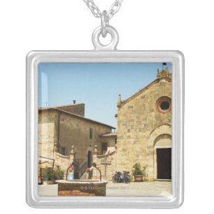 Colar Banhado A Prata Fachada de uma igreja, igreja do Romanesque, praça