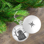 Colar Banhado A Prata Falcão Peregrino em Ramais de Árvore com Escrita M<br><div class="desc">Trabalho de arte preto e branco de um falcão peregrino enquadrado por ramos de árvore nu. Use o modelo de texto personalizado fácil para adicionar um nome, um monograma, uma palavra inspiradora, uma frase favorita curta ou outra mensagem especial na fonte do estilo de escrita manual. Edite para mover elementos...</div>