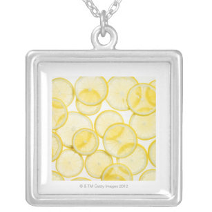 Colar Banhado A Prata Fatias do limão arranjadas no teste padrão backlit