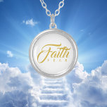 Colar Banhado A Prata Fé sobre o medo Dourado e branco<br><div class="desc">Design de texto visual de reprodução de palavras com a primeira linha em uma fonte forte e bonita impressa em negrito acima da segunda linha de letras pequenas em grande escala. Mantenha o ditado inspirador "Fé sobre o Medo" para um presente de encorajamento, ou use o modelo de texto para...</div>