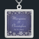 Colar Banhado A Prata Flocos de neve e Damasco Azul<br><div class="desc">Um elegante design de casamento para um casamento no inverno ou casamento de Natal com flocos de neve em um fundo azul colorido com uma cor damasco sutil. Personalize o texto para seu próprio dia especial. Isso se coordena com os Flocos de Neve e a Coleção de Casamentos tema damasco...</div>