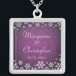 Colar Banhado A Prata Flocos de neve e Damasco roxo<br><div class="desc">Um elegante design de casamento para um casamento no inverno ou casamento de Natal com flocos de neve em um fundo cor roxo com uma cor damasco sutil. Personalize o texto para seu próprio dia especial. Isso se coordena com a Coleção de Flocos de Neve e Casamentos tema damasco Roxos...</div>