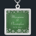 Colar Banhado A Prata Flocos de neve e Damasco Verde<br><div class="desc">Um elegante design de casamento para um casamento no inverno ou casamento de Natal com flocos de neve em um fundo verde de cor com uma cor damasco sutil. Personalize o texto para seu próprio dia especial. Isso se coordena com os Flocos de Neve e a Coleção de Casamentos tema...</div>