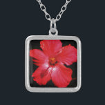 Colar Banhado A Prata Flor de Hibiscus Vermelho Rosa-Quente a Preto<br><div class="desc">Lindo foto de uma flor de Hibisco Vermelho Rosa-Quente em Preto, da artista Sandra Marie Closs. Adicione seu próprio texto, nome ou monograma para criar o produto perfeito para qualquer ocasião. Casamento, festa de jardim de festas nobres, compaixão, aniversário, chá de fraldas, qualquer celebração ou apenas para tornar o seu...</div>