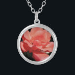 Colar Banhado A Prata Flor Rosa Rosa Rosa Pêssego bonito<br><div class="desc">Rosa Rosa Rosa Rosa Rosa Rosa Pêssego Linda fotografia de uma rosa-rosa-pêssego da artista Sandra Marie Closs. Adicione seu próprio texto, nome ou monograma para criar o produto perfeito para qualquer ocasião. Casamento, festas de jardim de festas noivas, compaixão, aniversário, chá de fraldas, qualquer celebração ou apenas para tornar seu...</div>