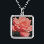 Colar Banhado A Prata Flor Rosa Rosa Rosa Pêssego bonito<br><div class="desc">Rosa Rosa Rosa Rosa Rosa Rosa Pêssego Linda fotografia de uma rosa-rosa-pêssego da artista Sandra Marie Closs. Adicione seu próprio texto, nome ou monograma para criar o produto perfeito para qualquer ocasião. Casamento, festas de jardim de festas noivas, compaixão, aniversário, chá de fraldas, qualquer celebração ou apenas para tornar seu...</div>