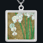 Colar Banhado A Prata Flores brancas e caules verdes na borda marrom<br><div class="desc">Flores brancas pendem caules verdes nesta peça de Chariklia Zarris. Colocada sobre um fundo brando e cercada por uma borda marrom esta é uma pintura simples,  mas elegante. Adicione-o à sua casa e aproveite a beleza!</div>