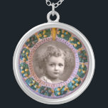 COLAR BANHADO A PRATA FLORES DE RENAISSÂNCIA FLORENTINA MODELO DE FOTO<br><div class="desc">Elegante,  clássico,  vibrante Renaissance fine art,  obra-prima de Bottega della Robbia ( Florence - Itália ) em castanho brilhante,  amarelo,  verde,  cores.</div>