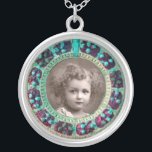 COLAR BANHADO A PRATA FLORES DE RENAISSÂNCIA FLORENTINA MODELO DE FOTO<br><div class="desc">Elegante,  clássico,  vibrante Renaissance fine art,  obra-prima de Bottega della Robbia ( Florence - Itália ) em castanho brilhante,  amarelo,  verde,  azul,  cores.</div>