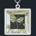 Colar Banhado A Prata Folgas com Interesse de Dragonfly por Jennifer Gol<br><div class="desc">Esse desenho de folhas de Jennifer Goldberger apresenta um inset de uma libélula sobre fundo negro. A sensação noturna do inset contrasta com a sensação diurna do impressão das folhas. Confira!</div>