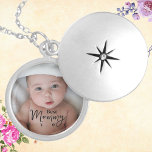 Colar Banhado A Prata Foto da melhor Mamãe de sempre<br><div class="desc">Colar Ever Locket de Mamães Moderna, elegante e na moda com modelo de foto personalizado. Este design apresenta uma fotografia personalizada com a expressão "melhores mamães de sempre", com uma combinação de caligrafia e escrita tipográfica. Perfeito para mães nos aniversários, comemoração do dia de as mães, reuniões familiares e outras...</div>