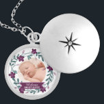 Colar Banhado A Prata Foto do bebê Roxo Roxo Moderno<br><div class="desc">A coroa floral moderna decorativa enquadra seu próprio carregamento de fotos para criar um bebê bonito personalizado com o nome do bebê.</div>