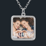 Colar Banhado A Prata Foto dos melhores amigos<br><div class="desc">Celebre sua amizade com este doce colar de pingente de fotos,  com sua foto favorita de você e seu melhor,  com "melhores amigos",  sobrepostos em letras de estilo branco e arrojado.</div>