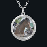 Colar Banhado A Prata Foto equestre personalizada & nome da equitação<br><div class="desc">Seu cavaleiro do cavalo amará esta colar bonita que caracteriza uma foto e um nome feito sob encomenda (ou o outro texto).  Faz uma memória especial da lembrança para todo o trabalho duro uma dedicação - impressionante para o instrutor de montada demasiado!</div>