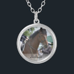 Colar Banhado A Prata Foto equestre personalizada & nome da equitação<br><div class="desc">Seu cavaleiro do cavalo amará esta colar bonita que caracteriza uma foto e um nome feito sob encomenda (ou o outro texto).  Faz uma memória especial da lembrança para todo o trabalho duro uma dedicação - impressionante para o instrutor de montada demasiado!</div>