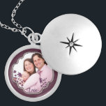 Colar Banhado A Prata Foto feita sob encomenda decorativa do álbum de<br><div class="desc">Quadro da foto do estilo do álbum de recortes com detalhe roxo da flor. Transfira arquivos pela rede sua foto favorita.</div>