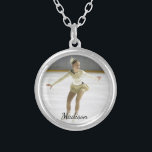 Colar Banhado A Prata Foto feita sob encomenda personalizada e nome do<br><div class="desc">Seu patinador amará esta colar bonita que caracteriza seu foto e nome (ou o outro texto).  Faz uma extremidade perfeita do presente da estação para todo seu trabalho duro - excelente como o presente de um treinador demasiado.</div>