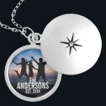 Colar Banhado A Prata Foto personalizada da família com nome da família<br><div class="desc">Um presente personalizado de fotos da família, decoração com nome da família e ano estabelecido no estilo de fonte branca moderna sans serif, perfeito com foto quadrada. Perfeito como presente de feriado, favorecimento da festa, presente de reagrupamento familiar e para qualquer ocasião especial. Nota: A foto mostrada no produto é...</div>