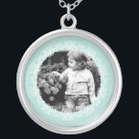 Colar Banhado A Prata Foto personalizada do quadro do Rico verde da Casa<br><div class="desc">Design de fotograma elegante e simples.</div>