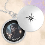 Colar Banhado A Prata Foto personalizada e Gótico de texto preto<br><div class="desc">Um colar na moda para personalizar com sua própria foto e texto. Sua fotografia escolhida aparecerá dentro de uma borda negra redonda,  com seu texto embaixo em uma fonte legal. Esta joia contemporânea é uma partida de excelente para um estilo gótico,  emo ou rock,  e um dom único ideal.</div>