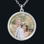 Colar Banhado A Prata Foto Romântica Moderna do Coração do Amor de Casam<br><div class="desc">Esta design moderna mostra sua foto favorita com um quadro de corações e setas #foto #photogifts #dom #jewelry #necklace #giftsforher #girly #love #romanticgifts #namorados #valentinesday #amor #romântico #coração</div>