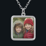 Colar Banhado A Prata Foto Simples Quadrada - Criar Um Keepsasaame<br><div class="desc">Uma modelo simples para carregar uma foto quadrada. Esta design minimalista inclui apenas uma fotografia. Se precisar ajustar o trabalho de arte,  clique na área personalizar. Isso o levará à ferramenta design onde você pode fazer muitas mudanças.</div>