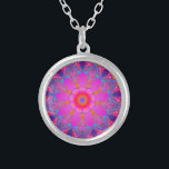 Colar Banhado A Prata Funky Mandala<br><div class="desc">Mandala psíquica engraçada em designs giratórios roxos e azuis,  cor-de-rosa-quente,  roxos e brilhantes,  com pétalas de flores e formas de explosão solar.</div>