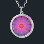 Colar Banhado A Prata Funky Mandala<br><div class="desc">Mandala psíquica engraçada em designs giratórios roxos e azuis,  cor-de-rosa-quente,  roxos e brilhantes,  com pétalas de flores e formas de explosão solar.</div>