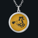 Colar Banhado A Prata Galloping Horse Selvagem e Livre<br><div class="desc">Uma ilustração fantástica de um cavalo galopante. Este cavalo é um ouro castanho-castanho-castanho com um homem preto e cauda. Ele pode ser visto galopando rápido com nuvens de poeira sendo chutadas pelos calcanhares. Seu homem e sua cauda voando na brisa. Excelente para amantes de cavalos.</div>