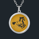 Colar Banhado A Prata Galloping Horse Selvagem e Livre<br><div class="desc">Uma ilustração fantástica de um cavalo galopante. Este cavalo é um ouro castanho-castanho-castanho com um homem preto e cauda. Ele pode ser visto galopando rápido com nuvens de poeira sendo chutadas pelos calcanhares. Seu homem e sua cauda voando na brisa. Excelente para amantes de cavalos.</div>