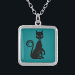 Colar Banhado A Prata Gato Negro Elegante<br><div class="desc">Gato negro elegante posando com uma pata levantada. Tem uma cauda curva e está vestindo um rico.</div>