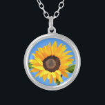 Colar Banhado A Prata Girassol Amarelo contra Sol no Céu Azul - Verão<br><div class="desc">Girassol Amarelo contra Sol no Céu Azul - Dia de Verão - Natureza do Flor de Fotografias - Você também pode personalizar - Escolher / Adicionar Sua Foto Única - Imagem / Texto - Nome / Cor / Fonte / Tamanho / Mais - Faça seu Presente Especial - Redimensionar e...</div>