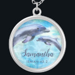 Colar Banhado A Prata Golfinhos Bonito| Nome e verso<br><div class="desc">Este lindo colar apresenta golfinhos pintados por aquarela e uma referência verso (Isaiah 43:2).  Inclui um modelo de texto para personalização!</div>