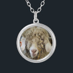 COLAR BANHADO A PRATA GOTA BONITA<br><div class="desc">Uma design fotográfica divertida de uma bela cabra angorá.</div>