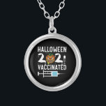 Colar Banhado A Prata Halloween 2021 Figurino Engraçado Vacinado<br><div class="desc">Halloween 2021 Vacinado Engraçado Falso Vacinado,  vacina,  halloween, 2021, presente, ideias, assustador, abóbora, aniversário, truque ou tratamento de halloween, assustador, horror, zombie, preto, fantasma, truque ou tratar, bruxa, crânio, humor, vintage, retro, gifts</div>