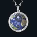 Colar Banhado A Prata Harmonia de Yin-Yang em nosso planeta<br><div class="desc">Criado com a esperança que nosso planeta/este mundo nós está vivendo trabalhará em mais da maneira de Tao que é equilibrada na harmonia de Yin-Yang.</div>