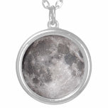 Colar Banhado A Prata Imagem da Astronomia da Lua Completa<br><div class="desc">Lua de cheio com uma imagem clara da superfície da lua. O círculo externo dá incrementos de tempo. Colar perfeito para astrônomos ou entusiastas da astronomia.</div>