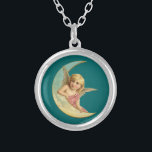 Colar Banhado A Prata Imagem de Vintage - Angel Sentado em uma Lua Cresc<br><div class="desc">Um doce desenho de vintage. Um anjo tranquilo e bonito,  parecido com uma criança,  descansando na curva de uma lua crescente sobre um fundo verde escuro.</div>
