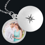 Colar Banhado A Prata Imagem Romântica Sobreposição de Amor Manuscrito<br><div class="desc">Crie seu próprio medalhão de fotos - um presente romântico adorável, perfeito para Dia de os namorados, noivado, Dia de as mães ou só porque! "Amor" é escrito à mão com um coração no lugar do "o" e é colocado como uma camada de texto na sua foto. O modelo de...</div>