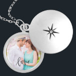 Colar Banhado A Prata Imagem Romântica Sobreposição de Amor Manuscrito<br><div class="desc">Crie seu próprio medalhão de fotos - um presente romântico adorável, perfeito para Dia de os namorados, noivado, Dia de as mães ou só porque! "Amor" é escrito à mão com um coração no lugar do "o" e é colocado como uma camada de texto na sua foto. O modelo de...</div>