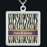 Colar Banhado A Prata Impressão Zebra<br><div class="desc">Nós projetamos este com um dramático fundo de impressão em zebra preto e branco e bar de texto ametista. Estes maravilhosos colares personalizados fazem um excelente obrigado de festa de casamento que vocês dão!</div>