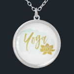 Colar Banhado A Prata Ioga Dourado da palavra do *~* com Lotus Dourado<br><div class="desc">Se você se encontra atraído a esta colar poderosa, confie-a. Nenhuma necessidade de compreender "porque". A imagem é tipografia da palavra "ioga" feita em uma pia batismal moderna junto com uns lótus do ouro. Há uma mancha clara da aguarela de turquesa atrás da ioga do texto e dos lótus do...</div>