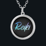 Colar Banhado A Prata Jóia do curandeiro de Reiki do *~* com intenção<br><div class="desc">colar do *Round com um fundo preto com a palavra "Reiki" em um design de néon iridescente do inclinação. A palavra "Reiki" é na maior parte turquesa com algumas áreas do inclinação que são roxas. * O mestrado de Reiki, os médicos de Reiki e os estudantes de Reiki não serão...</div>