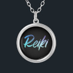 Colar Banhado A Prata Jóia do curandeiro de Reiki do *~* com intenção<br><div class="desc">colar do *Round com um fundo preto com a palavra "Reiki" em um design de néon iridescente do inclinação. A palavra "Reiki" é na maior parte turquesa com algumas áreas do inclinação que são roxas. * O mestrado de Reiki, os médicos de Reiki e os estudantes de Reiki não serão...</div>