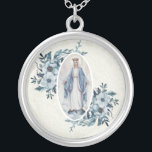 Colar Banhado A Prata Laço floral azul da Virgem Maria | de |Madonna |<br><div class="desc">Esta é uma imagem bonita da Virgem Maria abençoada de Madonna,  nossa senhora da benevolência com flores azuis em cada lado e em um fundo branco do laço.</div>
