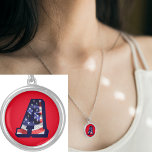 Colar Banhado A Prata Letra americana Flag "A", Colchlace redondo<br><div class="desc">Monograma A com a bandeira americana projetada imagem. Esta letra A do alfabeto é uma imagem inicial personalizada criada por este designer. Ver todas as minhas compras aqui https://bit.ly/SandyspiderStores</div>