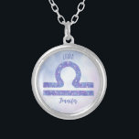 Colar Banhado A Prata Lindo Símbolo de Astrologia Libra Roxo Personaliza<br><div class="desc">Este bonito colar de Libra roxo e lavanda apresenta seu sinal astrológico do Zodiac em um belo brilho como as constelações. Personalize este presente bonitinho com seu nome em um roteiro cursivo para alguém que faz aniversário no final de setembro ou no início de outubro.</div>