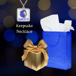 Colar Banhado A Prata Lion Mascot Formando branco azul e amarelo<br><div class="desc">Uma mascote de leão azul e amarelo sobre um fundo branco com texto azul personalizável faz deste colar uma espécie de guardião para o seu formando, estudante atual, ou até mesmo um pai orgulhoso de um Leão. Comemore a graduação, de volta à temporada escolar, aniversários ou Dia de as mães...</div>